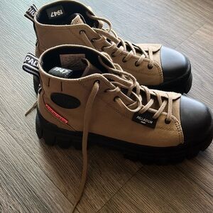 Women’s Palladium revolt hi boots size 7.5 gently used / worn handful of times